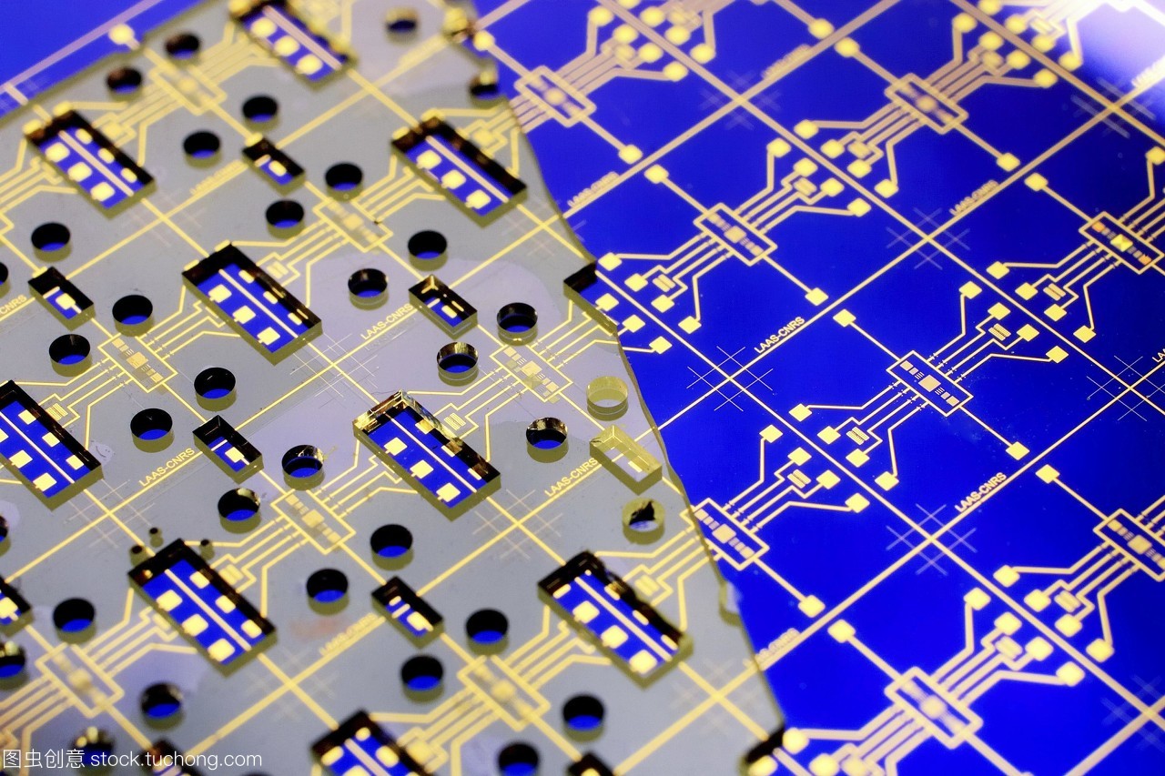 納米器件的發展。這是一種納米裝置的特寫,被稱為&ldquo;癌癥&rdquo;。電子電路板可以看到藍色,上面放一個塑料面具黃色,透明的。納米流體被放置在面罩上,并附著在電路板的裸露區域。目前正在研制一種抗癌藥物,以檢測包括癌癥腫瘤在內的微量生物標志物。生物標志物被用來檢測生物過程是否正常。法國圖盧茲國家科學研究中心cnrs拍攝的照片。